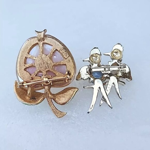 VTG Simulated Pearl Parrot Birds W/Red Eyes & Signed JJ Apple Brooch Set Of 2 - Picture 10 of 10